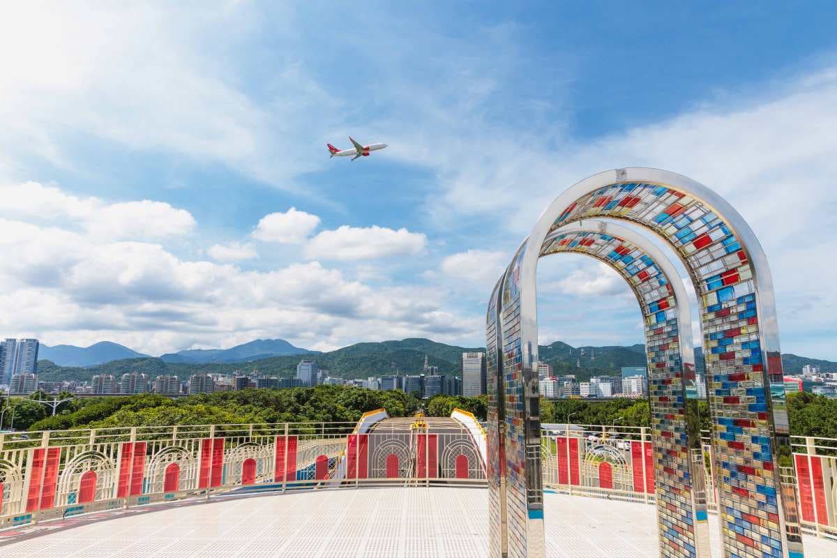 台北全新「看飛機觀景台」!溜滑梯設計小朋友會嗨翻,打卡夢幻彩繪玻璃裝置 台北全新「看飛機觀景台」!溜滑梯設計小朋友會嗨翻,打卡夢幻彩繪玻璃裝置