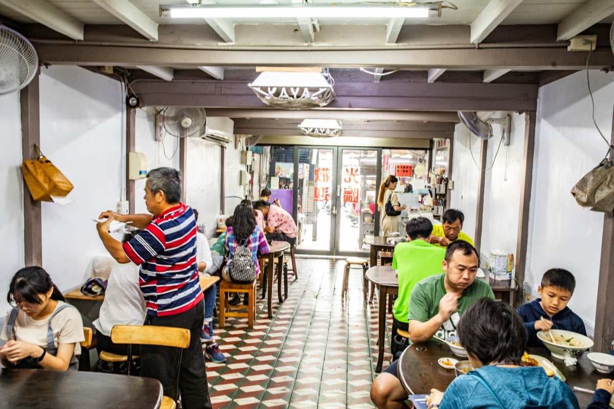 堪稱嘉義麵店天花板!超強滷味多到選擇障礙,45元乾麵堆成山、酸辣湯全是料 堪稱嘉義麵店天花板!超強滷味多到選擇障礙,45元乾麵堆成山、酸辣湯全是料