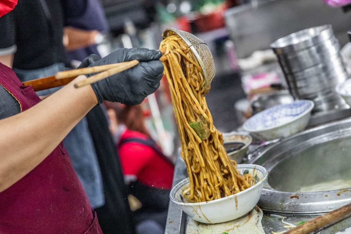 堪稱嘉義麵店天花板!超強滷味多到選擇障礙,45元乾麵堆成山、酸辣湯全是料 堪稱嘉義麵店天花板!超強滷味多到選擇障礙,45元乾麵堆成山、酸辣湯全是料