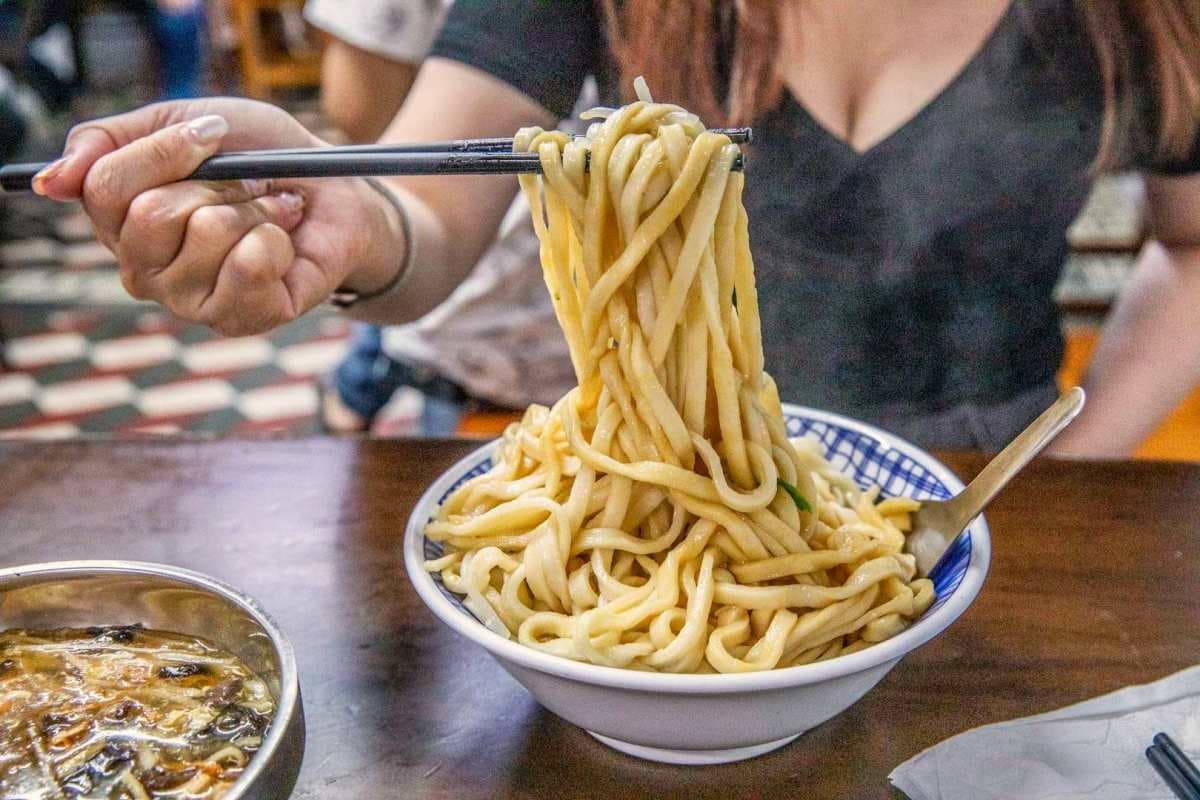 堪稱嘉義麵店天花板!超強滷味多到選擇障礙,45元乾麵堆成山、酸辣湯全是料 堪稱嘉義麵店天花板!超強滷味多到選擇障礙,45元乾麵堆成山、酸辣湯全是料
