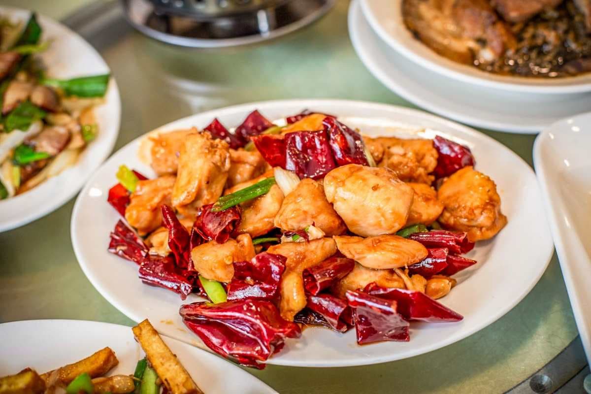 老饕激推台北高CP值客家菜!招牌鹽焗雞Q嫩鮮美,客家小炒、梅干扣肉都必點 老饕激推台北高CP值客家菜!招牌鹽焗雞Q嫩鮮美,客家小炒、梅干扣肉都必點