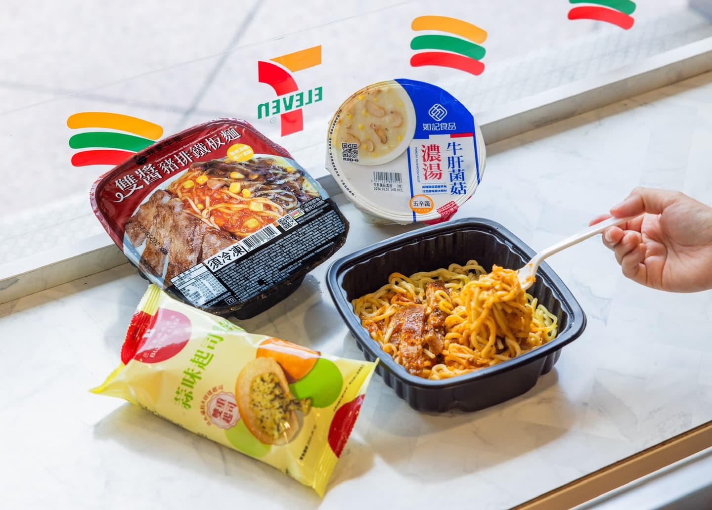 7-11、全家買一送一!週末咖啡、霜淇淋都有,小七化身「牛排館」推雙醬豬排麵 7-11、全家買一送一!週末咖啡、霜淇淋都有,小七化身「牛排館」推雙醬豬排麵