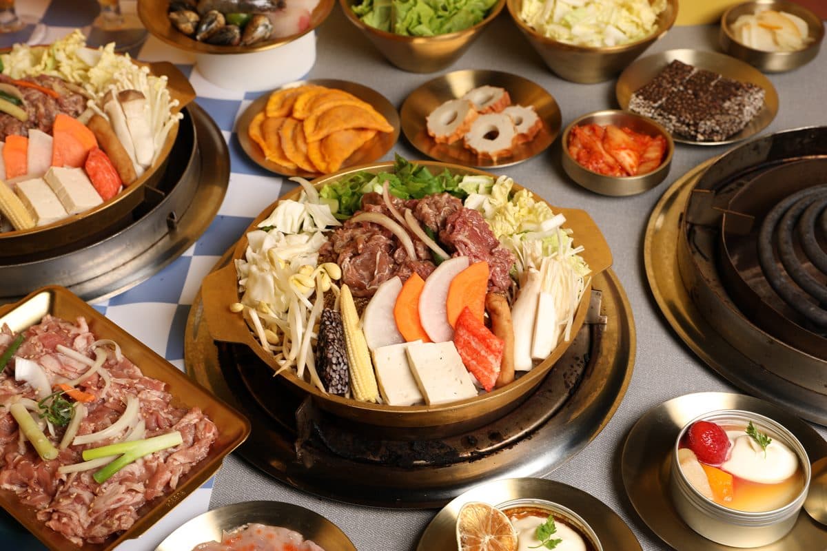 韓式料理餐廳推薦Top10!冠軍分量十足、小菜吃到飽,朝鮮味、起家雞沒進前3 【獨家】免費送肉品或海鮮!築間銅盤烤肉280元開吃,主食、韓式小菜通通有