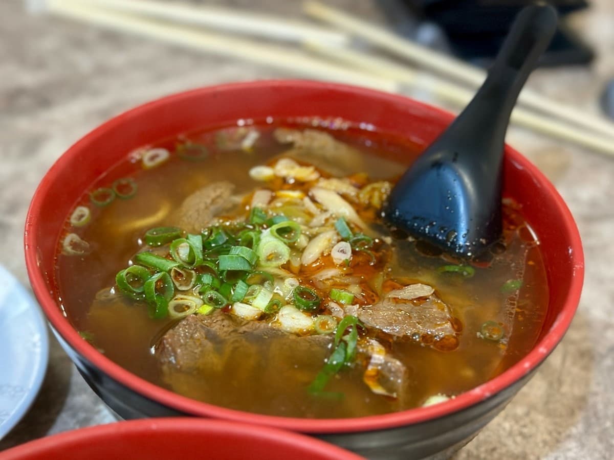 台北吃得到100元牛肉麵!隱身信義區巷弄、小資族覓食最愛,銅板滷味15元起 台北吃得到100元牛肉麵!隱身信義區巷弄、小資族覓食最愛,銅板滷味15元起