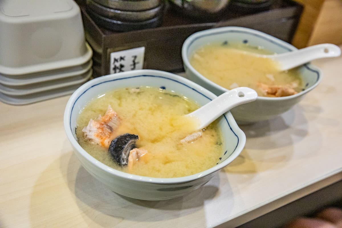 桃園人激推平價日料!厚切生魚片丼180元起,免費魚肉味噌湯可續碗 桃園人激推平價日料!厚切生魚片丼180元起,免費魚肉味噌湯可續碗