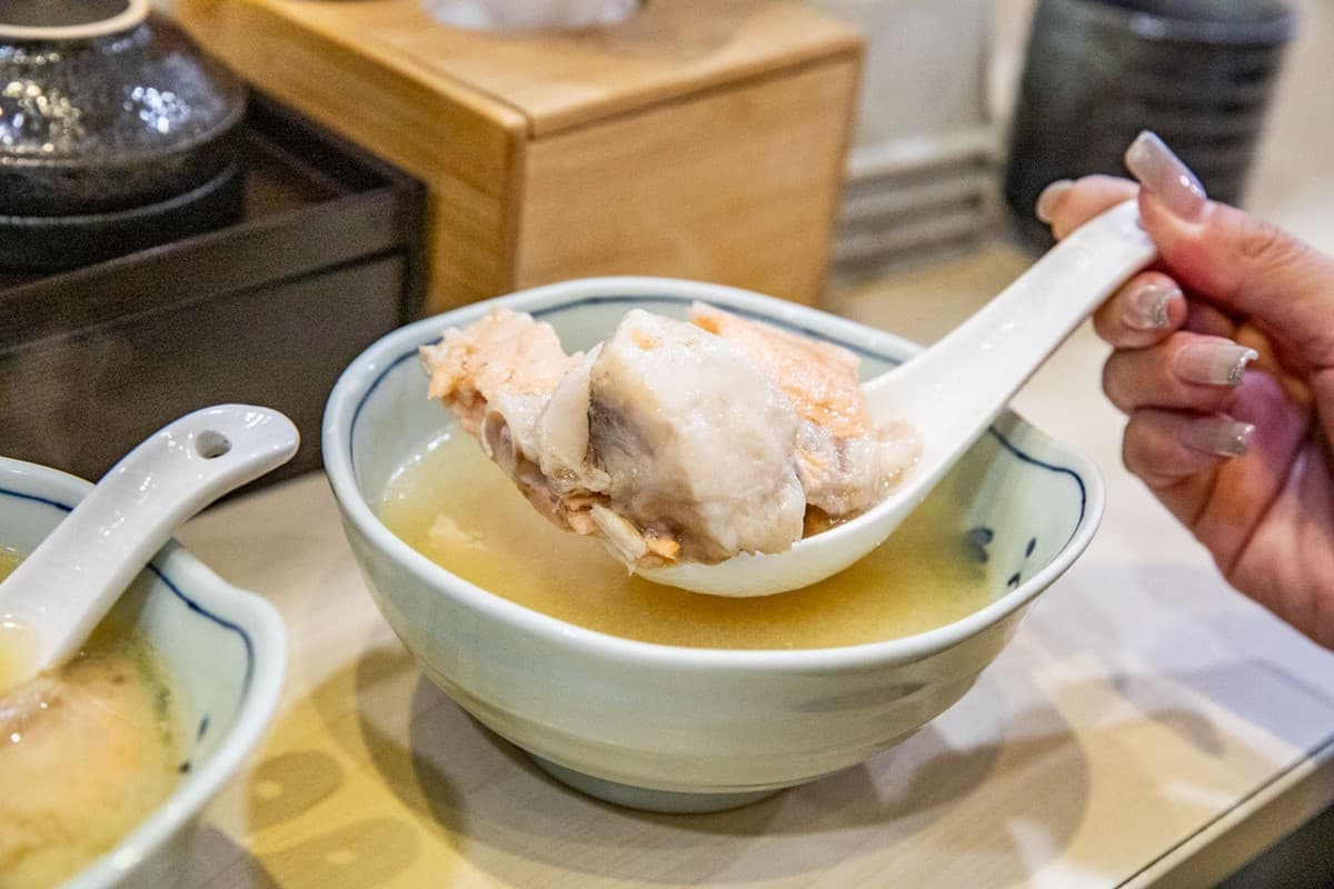 桃園人激推平價日料!厚切生魚片丼180元起,免費魚肉味噌湯可續碗 桃園人激推平價日料!厚切生魚片丼180元起,免費魚肉味噌湯可續碗