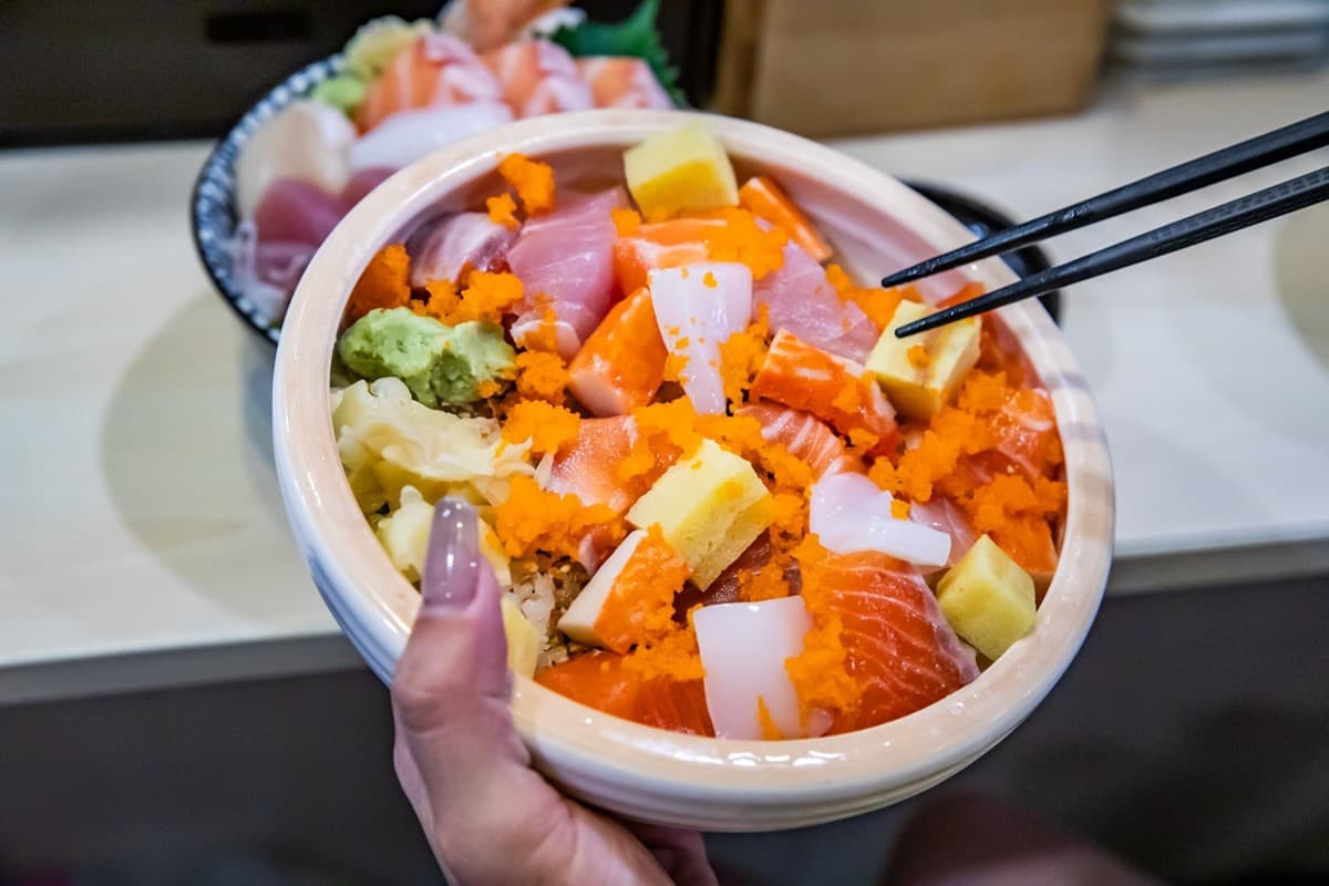 桃園人激推平價日料!厚切生魚片丼180元起,免費魚肉味噌湯可續碗 桃園人激推平價日料!厚切生魚片丼180元起,免費魚肉味噌湯可續碗