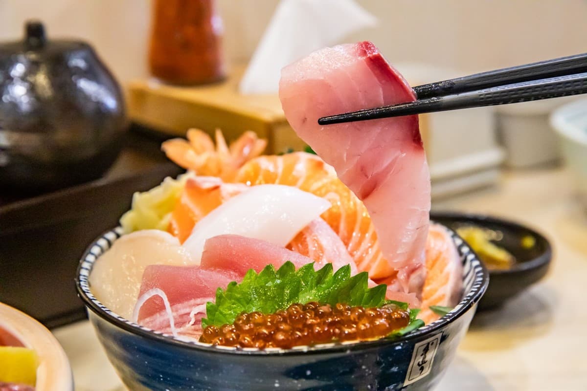 桃園人激推平價日料!厚切生魚片丼180元起,免費魚肉味噌湯可續碗 桃園人激推平價日料!厚切生魚片丼180元起,免費魚肉味噌湯可續碗