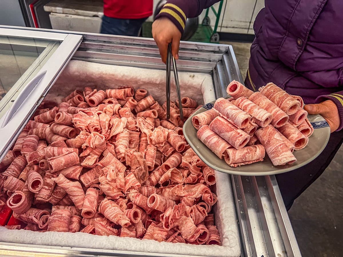 挑戰桃園最便宜!500元「羊肉爐吃到飽」免服務費,羊大骨、羊排整桶任你夾 挑戰桃園最便宜!500元「羊肉爐吃到飽」免服務費,羊大骨、羊排整桶任你夾