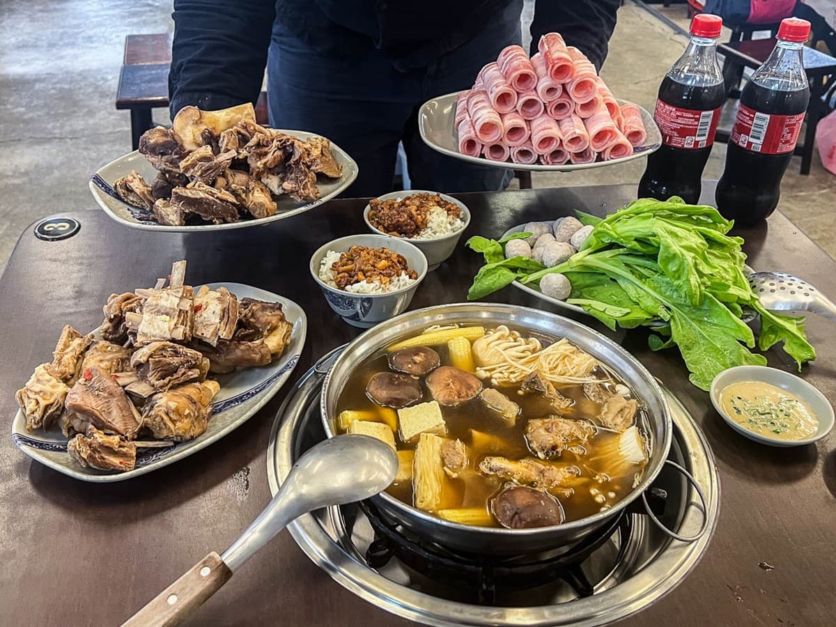 挑戰桃園最便宜!500元「羊肉爐吃到飽」免服務費,羊大骨、羊排整桶任你夾 挑戰桃園最便宜!500元「羊肉爐吃到飽」免服務費,羊大骨、羊排整桶任你夾