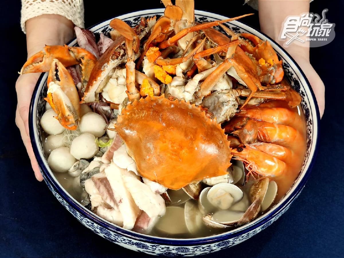 【獨家】現流小卷米粉買一送一!海鮮名店擁漁船,必點浮誇「霸王紅蟳米粉湯」 【獨家】現流小卷米粉買一送一!海鮮名店擁漁船,必點浮誇「霸王紅蟳米粉湯」