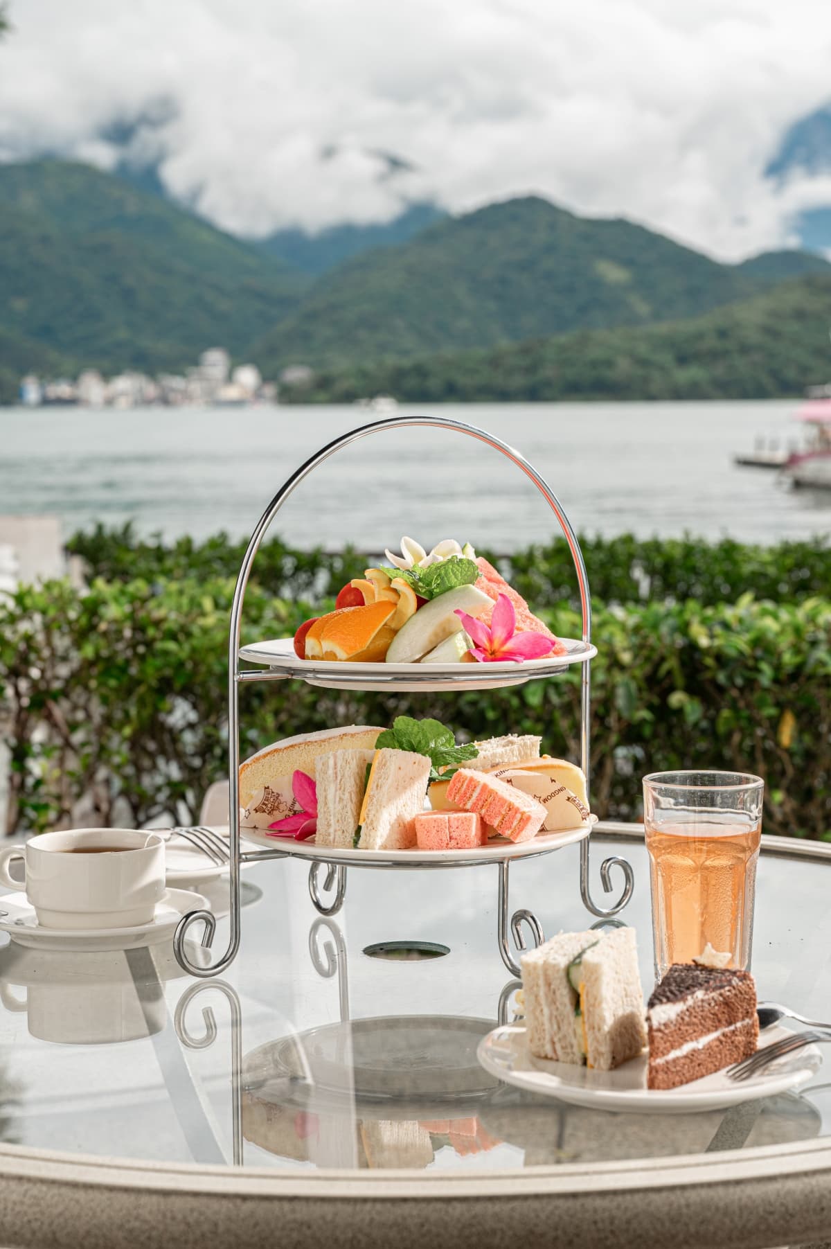 在日月潭夢幻湖景中美醒!「享受英式下午茶、自行車環湖」湖景飯店好療癒,《旅宿大賞》住宿券免費抽! 在日月潭夢幻湖景中美醒!「享受英式下午茶、自行車環湖」湖景飯店好療癒,《旅宿大賞》住宿券免費抽!
