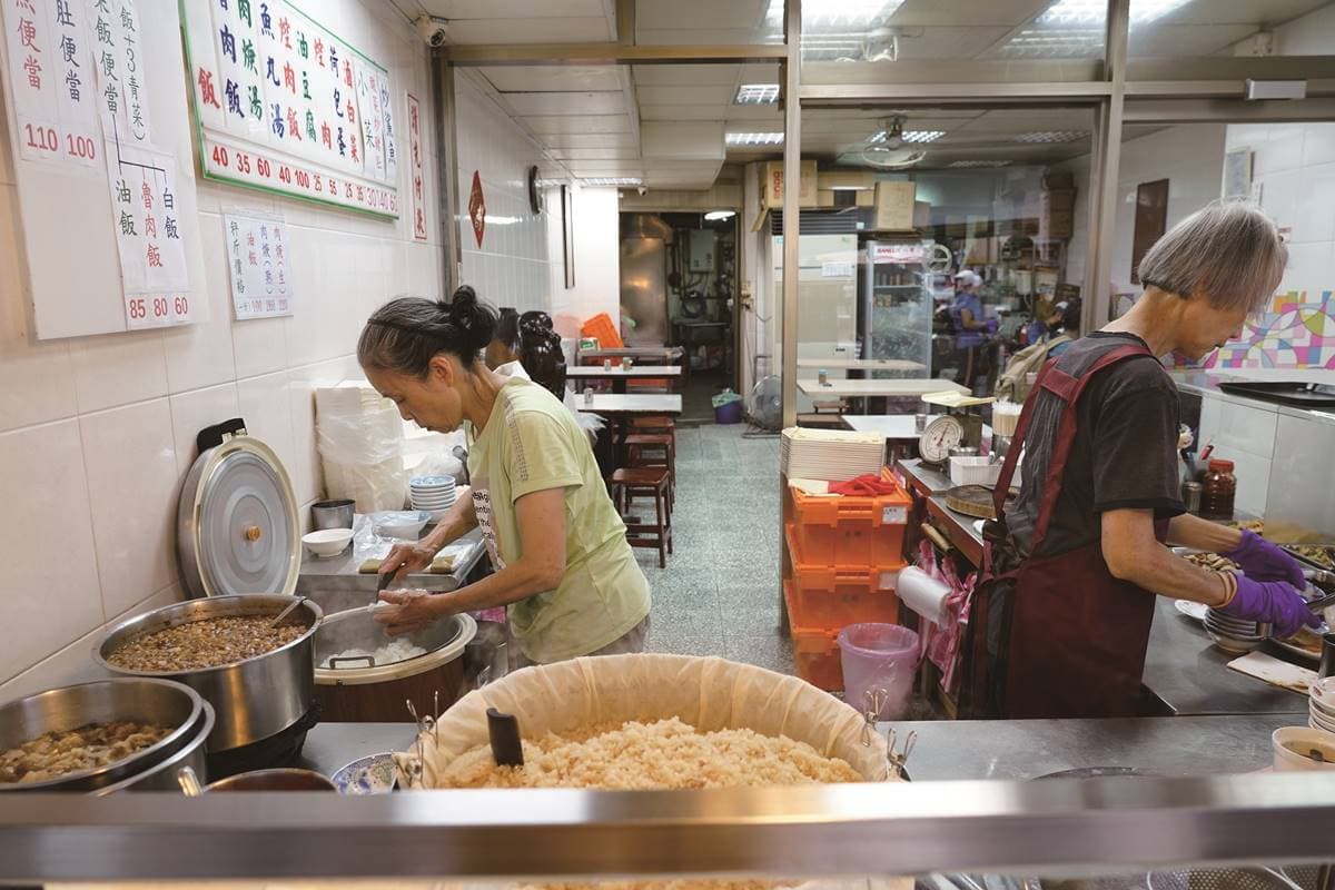 號稱「油飯界頭牌」!大稻埕神級早餐,老饕必點荷包蛋配油飯「台味丼飯」 號稱「油飯界頭牌」!大稻埕神級早餐,老饕必點荷包蛋配油飯「台味丼飯」