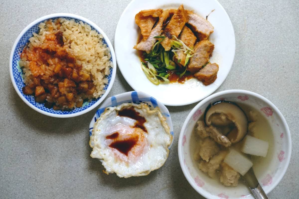 號稱「油飯界頭牌」!大稻埕神級早餐,老饕必點荷包蛋配油飯「台味丼飯」 號稱「油飯界頭牌」!大稻埕神級早餐,老饕必點荷包蛋配油飯「台味丼飯」
