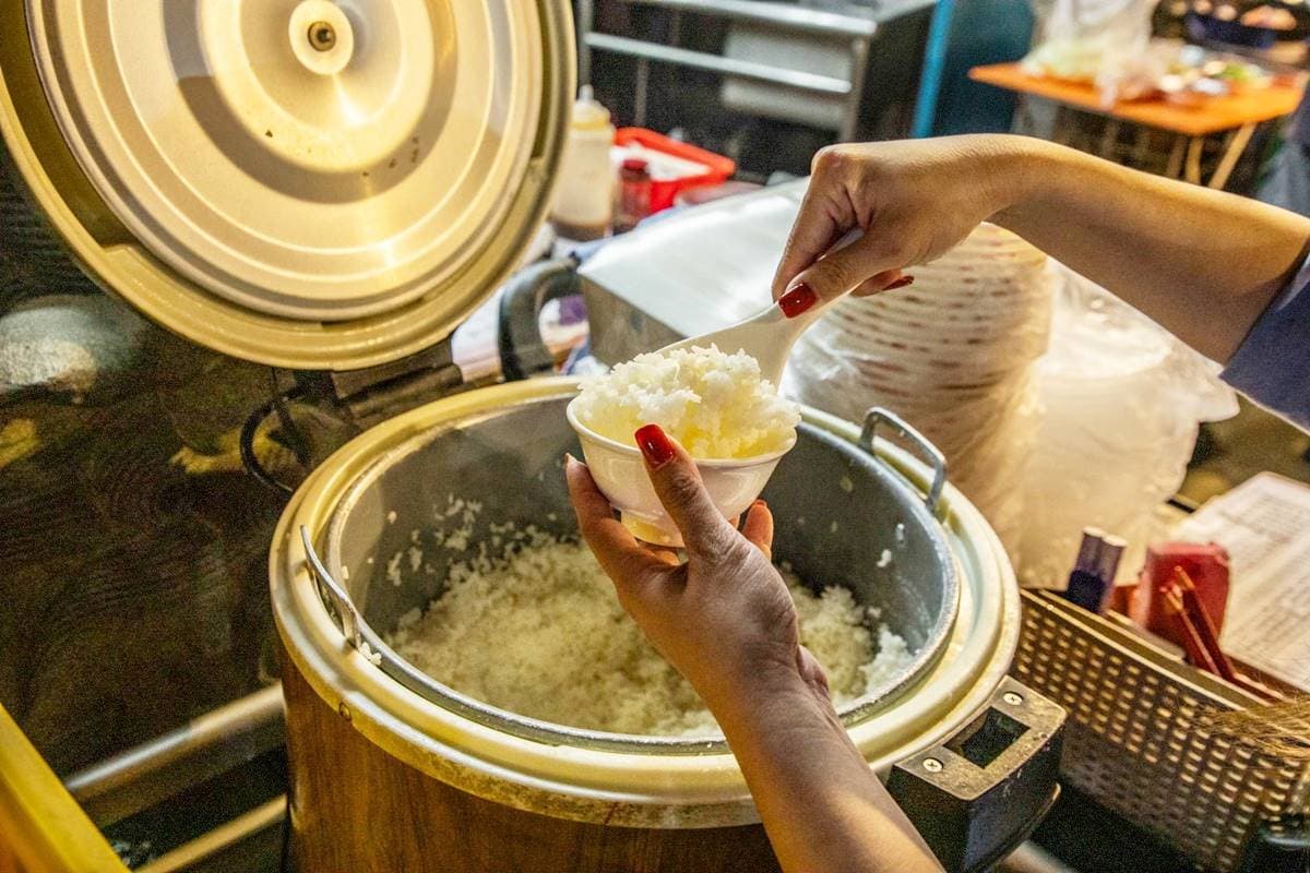 桃園傳奇「土地公廟吃熱炒」!在地人才知隱藏版美食,白飯免費吃到飽 桃園傳奇「土地公廟吃熱炒」!在地人才知隱藏版美食,白飯免費吃到飽