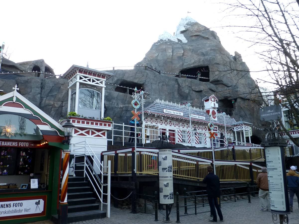 沒有它就沒有迪士尼!世界第二老遊樂園,必玩110歲木製「手動駕駛」雲霄飛車 沒有它就沒有迪士尼!世界第二老遊樂園,必玩110歲木製「手動駕駛」雲霄飛車