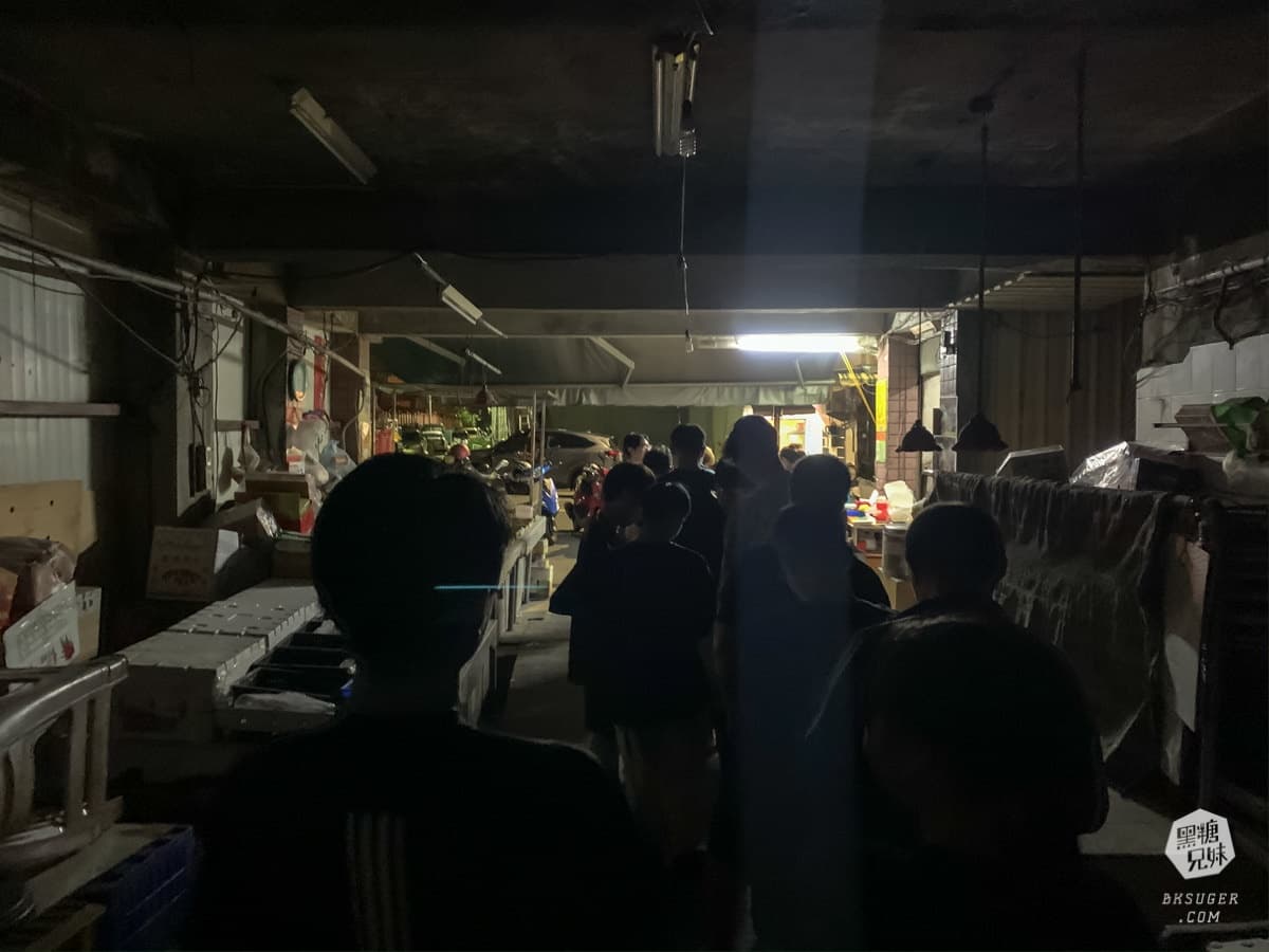 每道菜只要5元起!高雄最佛心「宵夜食堂」藏市場,半夜3點開賣依然大排隊 每道菜只要5元起!高雄最佛心「宵夜食堂」藏市場,半夜3點開賣依然大排隊