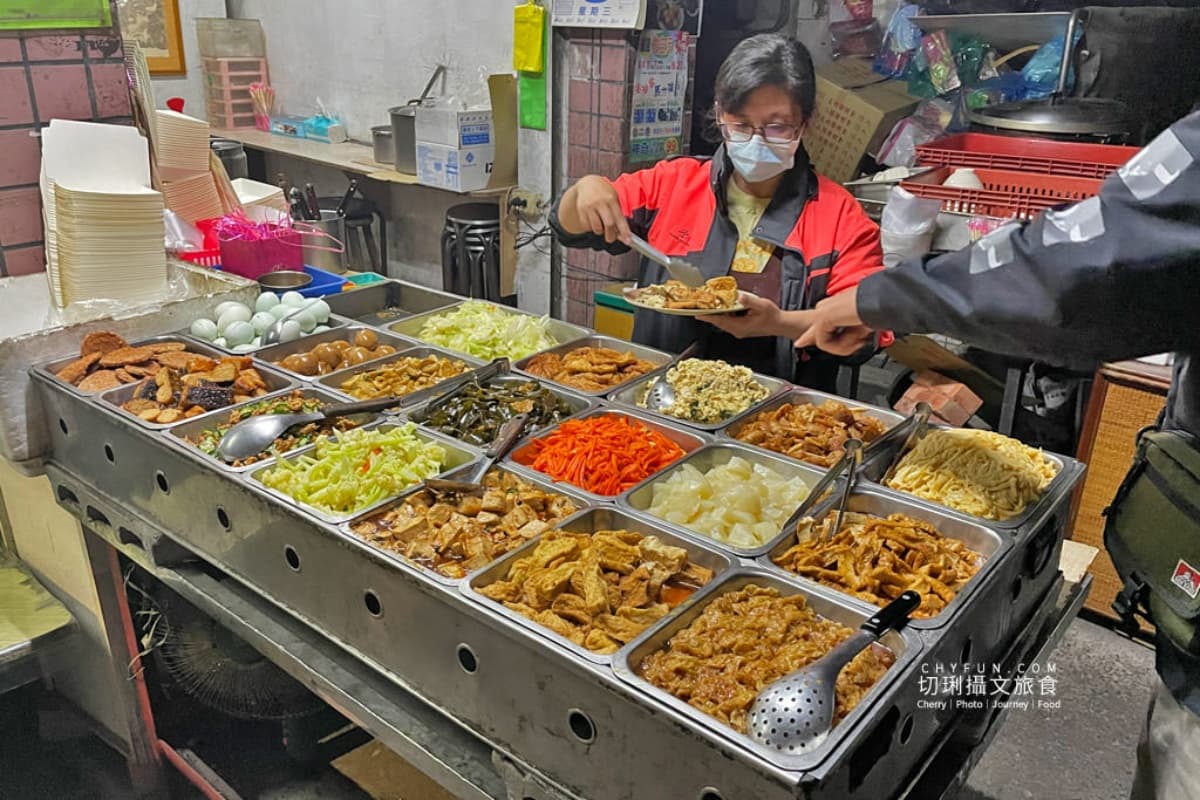 每道菜只要5元起!高雄最佛心「宵夜食堂」藏市場,半夜3點開賣依然大排隊 每道菜只要5元起!高雄最佛心「宵夜食堂」藏市場,半夜3點開賣依然大排隊