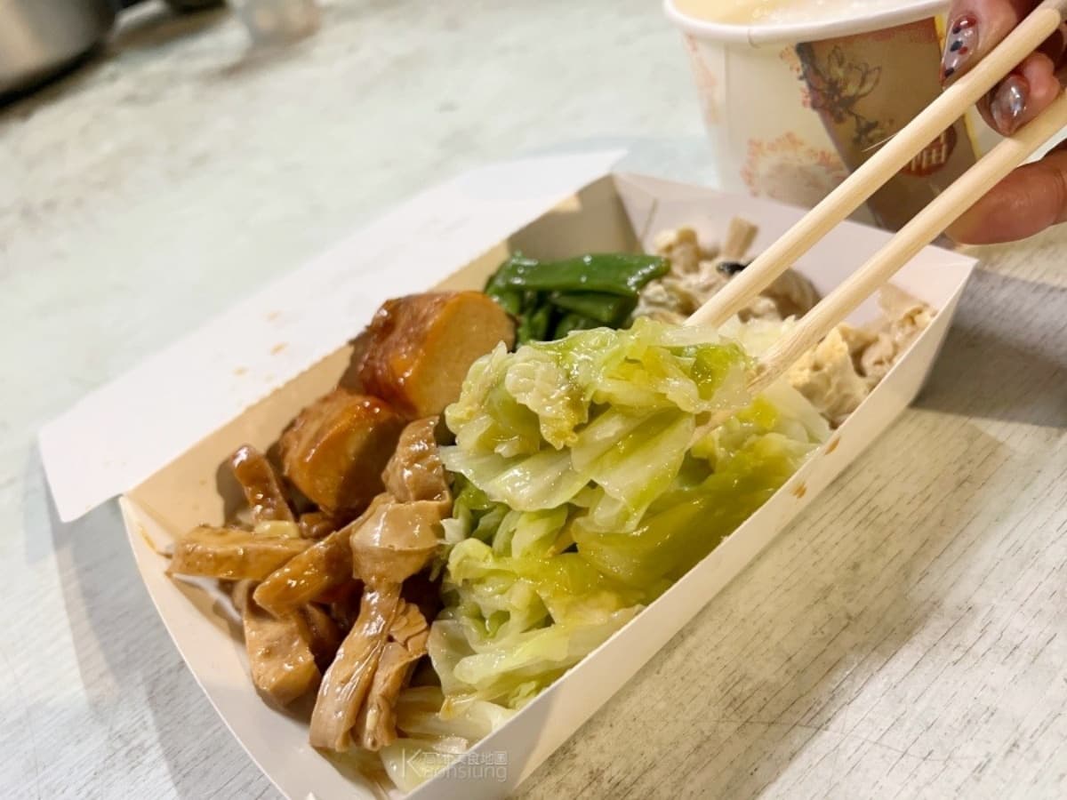 每道菜只要5元起!高雄最佛心「宵夜食堂」藏市場,半夜3點開賣依然大排隊 每道菜只要5元起!高雄最佛心「宵夜食堂」藏市場,半夜3點開賣依然大排隊