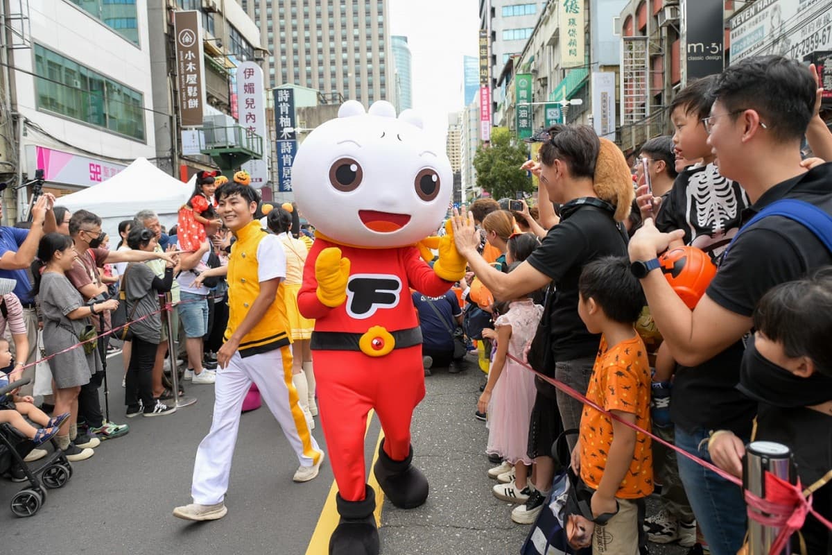2024「府中搞什麼鬼」復古風潮來襲!侯友宜市長身著復古裝扮,帶領群眾穿越時空 2024「府中搞什麼鬼」復古風潮來襲!侯友宜市長身著復古裝扮,帶領群眾穿越時空