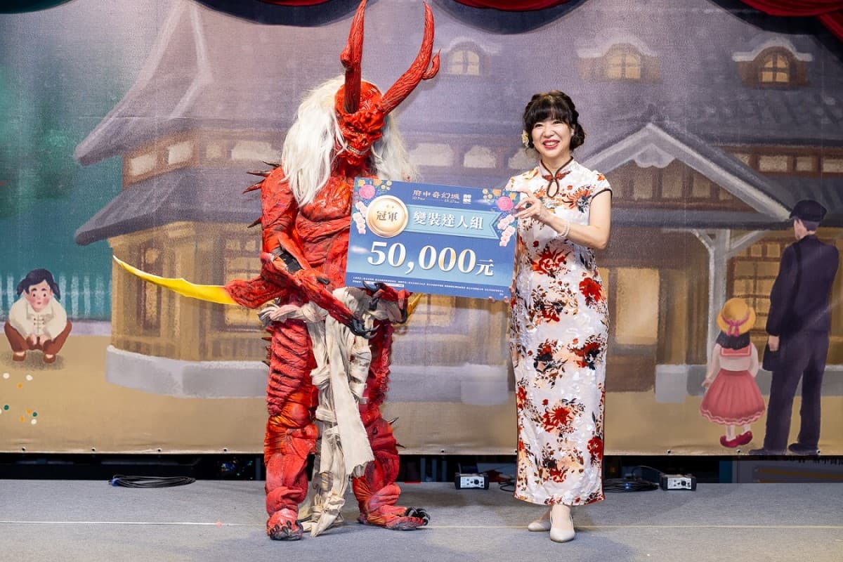 2024「府中搞什麼鬼」復古風潮來襲!侯友宜市長身著復古裝扮,帶領群眾穿越時空 2024「府中搞什麼鬼」復古風潮來襲!侯友宜市長身著復古裝扮,帶領群眾穿越時空