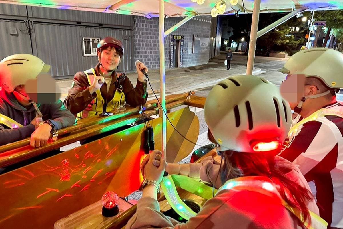 首爾最潮觀光電車!腳踩「多人腳踏車」夜遊市中心,還有超帥歐巴導遊相陪 首爾最潮觀光電車!腳踩「多人腳踏車」夜遊市中心,還有超帥歐巴導遊相陪