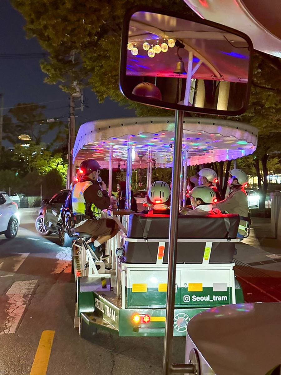首爾最潮觀光電車!腳踩「多人腳踏車」夜遊市中心,還有超帥歐巴導遊相陪 首爾最潮觀光電車!腳踩「多人腳踏車」夜遊市中心,還有超帥歐巴導遊相陪