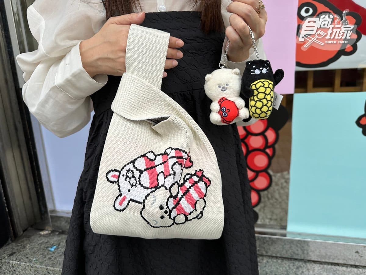 30元開吃鮭魚腹!壽司郎聯名Q萌「毛毛比熊犬」,免集點收玩偶吊飾、針織包 30元開吃鮭魚腹!壽司郎聯名Q萌「毛毛比熊犬」,免集點收玩偶吊飾、針織包