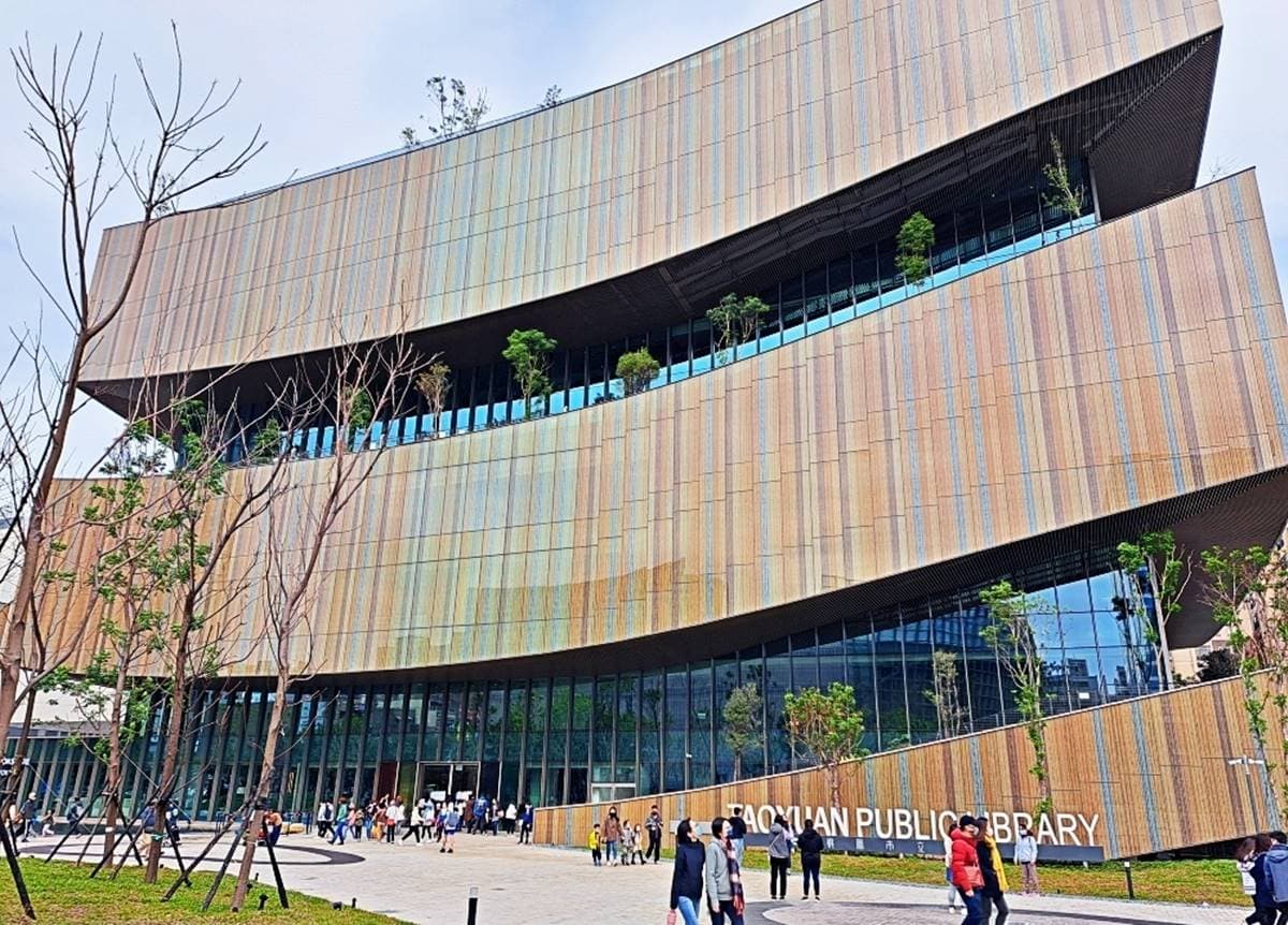 桃園親子景點推薦Top22:遊樂園、農場、室內親子景點 桃園景點「親子放電」推薦「桃園市立圖書館新建總館」,是桃園市文化地標。