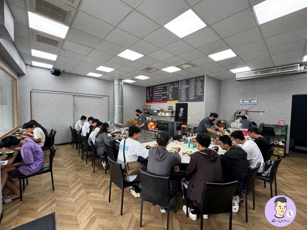 100元平價鐵板燒!自助吧白飯、熱湯、飲料、冰淇淋吃到飽,青菜免費續盤 100元平價鐵板燒!自助吧白飯、熱湯、飲料、冰淇淋吃到飽,青菜免費續盤