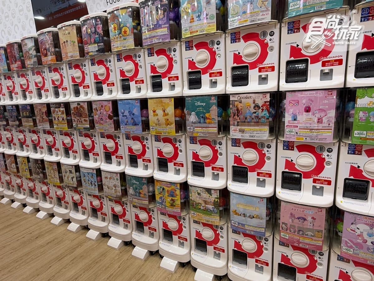 新北首間「萬代扭蛋店」!300台扭蛋機超好逛,最新三麗鷗、蠟筆小新通通有 新北首間「萬代扭蛋店」!300台扭蛋機超好逛,最新三麗鷗、蠟筆小新通通有