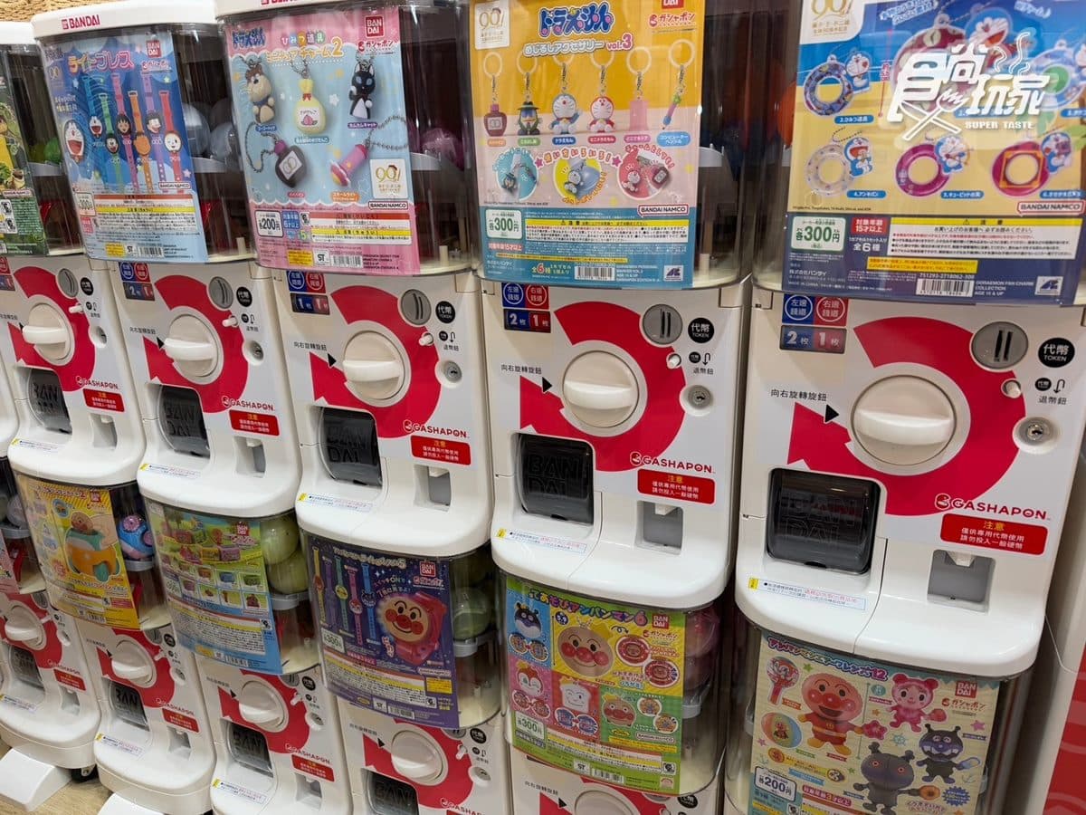 新北首間「萬代扭蛋店」!300台扭蛋機超好逛,最新三麗鷗、蠟筆小新通通有 新北首間「萬代扭蛋店」!300台扭蛋機超好逛,最新三麗鷗、蠟筆小新通通有