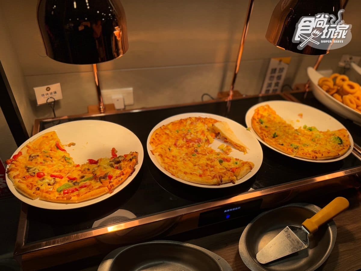 299元爽嗑牛排+自助吧!全台首家「貴族世家mini」,披薩、炸物、水果無限嗑 299元爽嗑牛排+自助吧!全台首家「貴族世家mini」,披薩、炸物、水果無限嗑