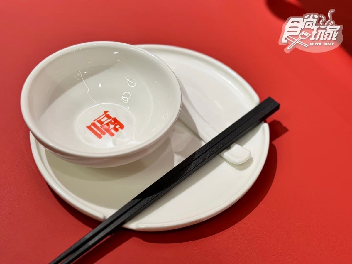 「比臉盆大酸菜魚」插旗台中!首創酒吧+7款必嗑搶先看,加映215元起吃到飽 「比臉盆大酸菜魚」插旗台中!首創酒吧+7款必嗑搶先看,加映215元起吃到飽