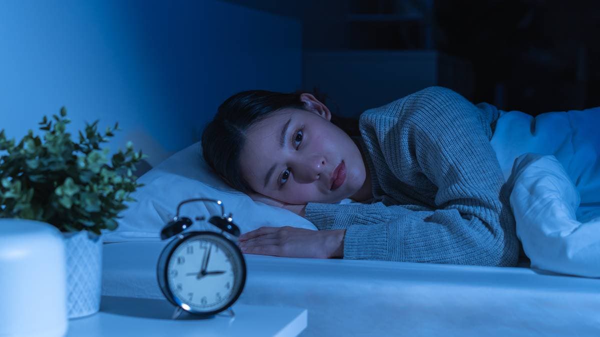 常半夜突然醒來睡不著?專家示警「這器官」恐出問題,按揉1穴位可改善