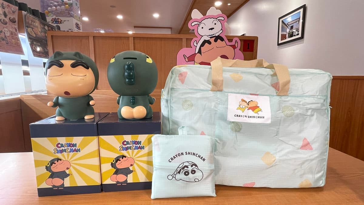 蠟筆小新主題店!全台「這4間」藏壽司限定,萌翻「小新存錢筒」只送不賣 蠟筆小新主題店!全台「這4間」藏壽司限定,萌翻「小新存錢筒」只送不賣