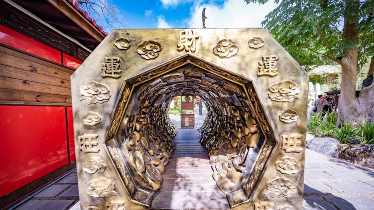 北台灣呷好運!6家招財美食:神明加持剉冰、補運豬腳湯,財寶隧道旺整年 通過「武財神關公金銀道」,象徵把錢財通通摸進口袋。(圖片提供:小菲親子玩樂生活 )