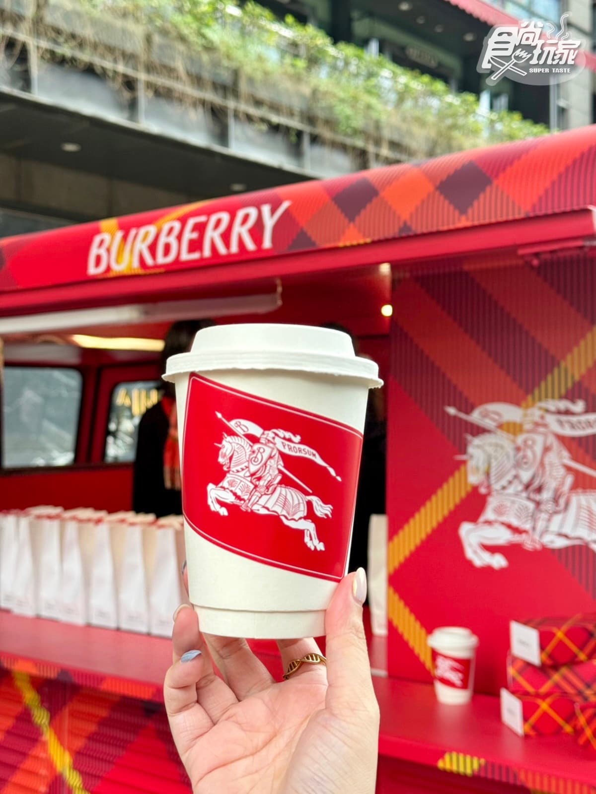 最強「焦糖起司蛋糕」快閃信義!「承繼xBurberry」最美聖誕餐車,免費送熱飲 最強「焦糖起司蛋糕」快閃信義!「承繼xBurberry」最美聖誕餐車,免費送熱飲
