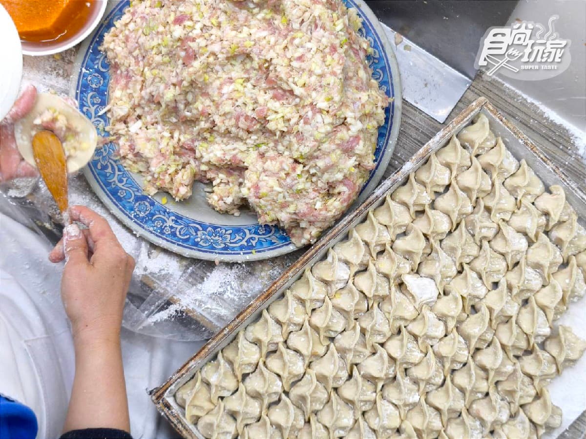 台北人氣最狂水餃店!海味爆棚「干貝水餃」、肥碩韭菜水餃,排到天荒地老也要吃(中獎公布) 台北人氣最狂水餃店!海味爆棚「干貝水餃」、肥碩韭菜水餃,排到天荒地老也要吃(中獎公布)