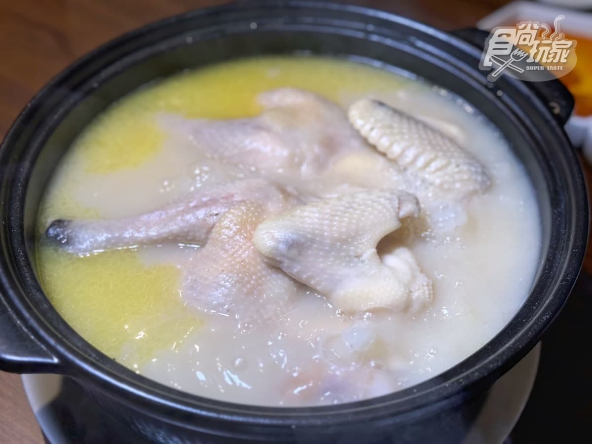濃醇雞湯不摻一滴水!台北老饕最愛「老宅私廚」秋冬新菜,為熬牛蹄費時逾1年 濃醇雞湯不摻一滴水!台北老饕最愛「老宅私廚」秋冬新菜,為熬牛蹄費時逾1年