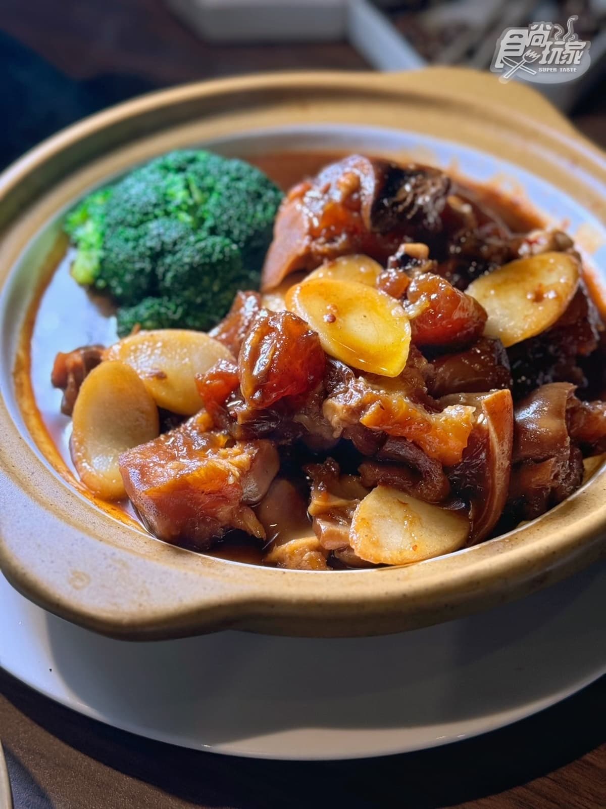 濃醇雞湯不摻一滴水!台北老饕最愛「老宅私廚」秋冬新菜,為熬牛蹄費時逾1年 濃醇雞湯不摻一滴水!台北老饕最愛「老宅私廚」秋冬新菜,為熬牛蹄費時逾1年