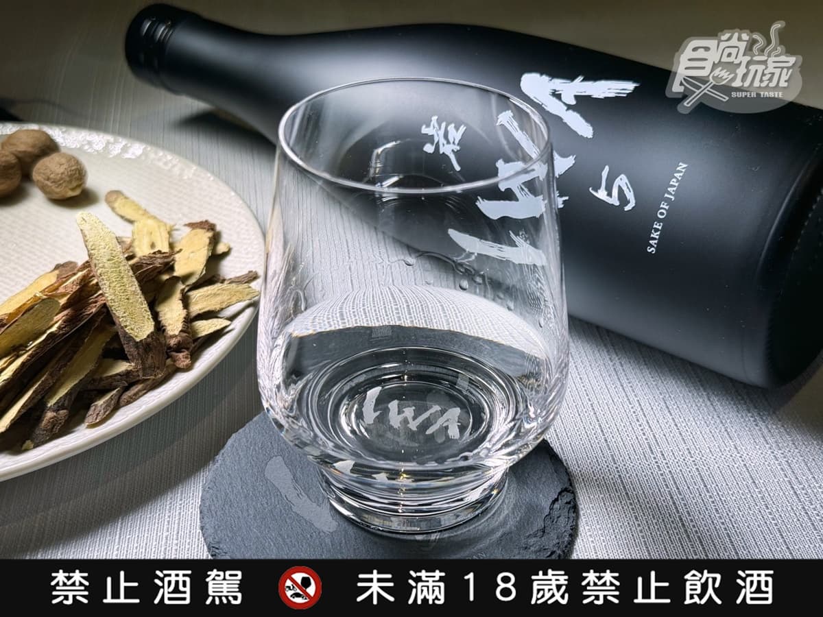 香檳王釀酒師改寫清酒規則!新作「IWA5」在台登場,精選原酒調出洋梨玫瑰香 香檳王釀酒師改寫清酒規則!新作「IWA5」在台登場,精選原酒調出洋梨玫瑰香