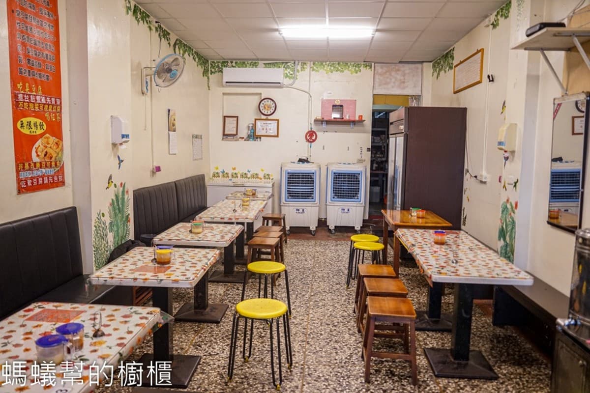 內用免費喝飲料!在地人激推「彩色臭豆腐」香酥唰嘴,15元滿料豬血湯太佛心 內用免費喝飲料!在地人激推「彩色臭豆腐」香酥唰嘴,15元滿料豬血湯太佛心