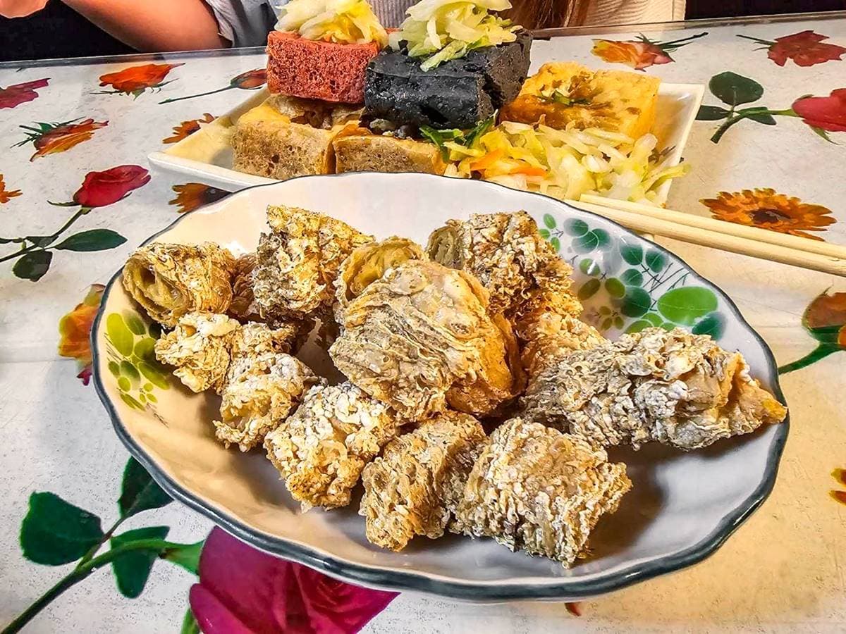 內用免費喝飲料!在地人激推「彩色臭豆腐」香酥唰嘴,15元滿料豬血湯太佛心 內用免費喝飲料!在地人激推「彩色臭豆腐」香酥唰嘴,15元滿料豬血湯太佛心