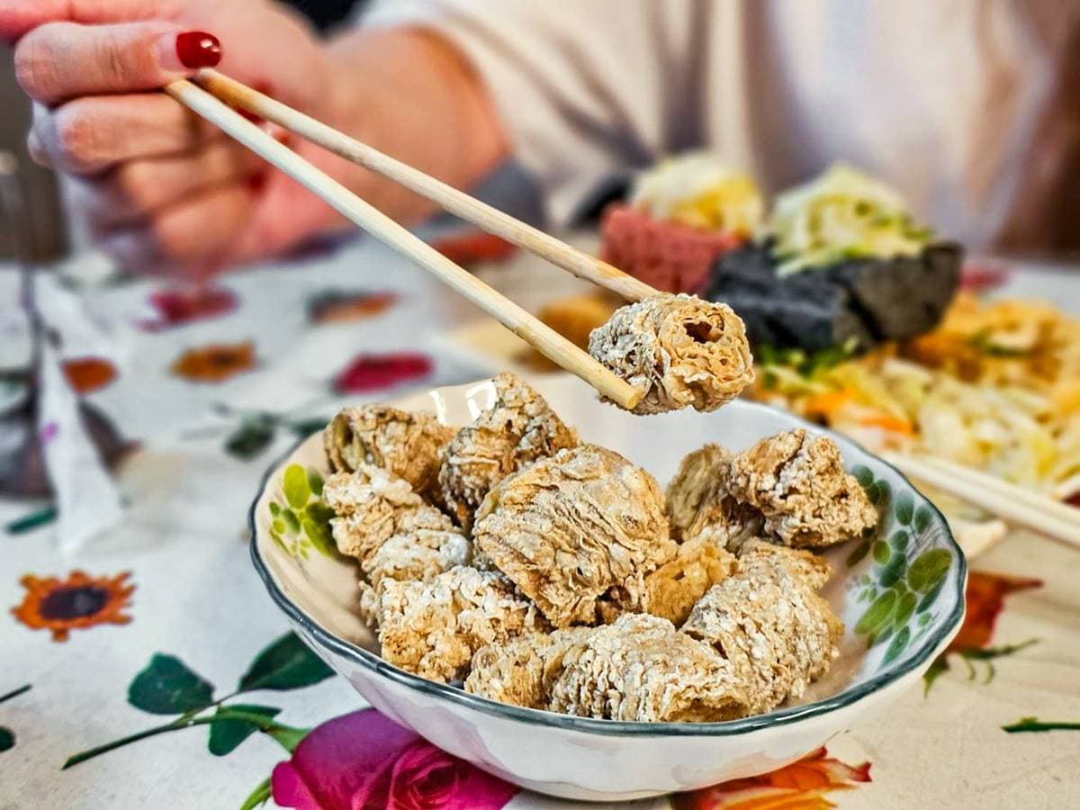內用免費喝飲料!在地人激推「彩色臭豆腐」香酥唰嘴,15元滿料豬血湯太佛心 內用免費喝飲料!在地人激推「彩色臭豆腐」香酥唰嘴,15元滿料豬血湯太佛心