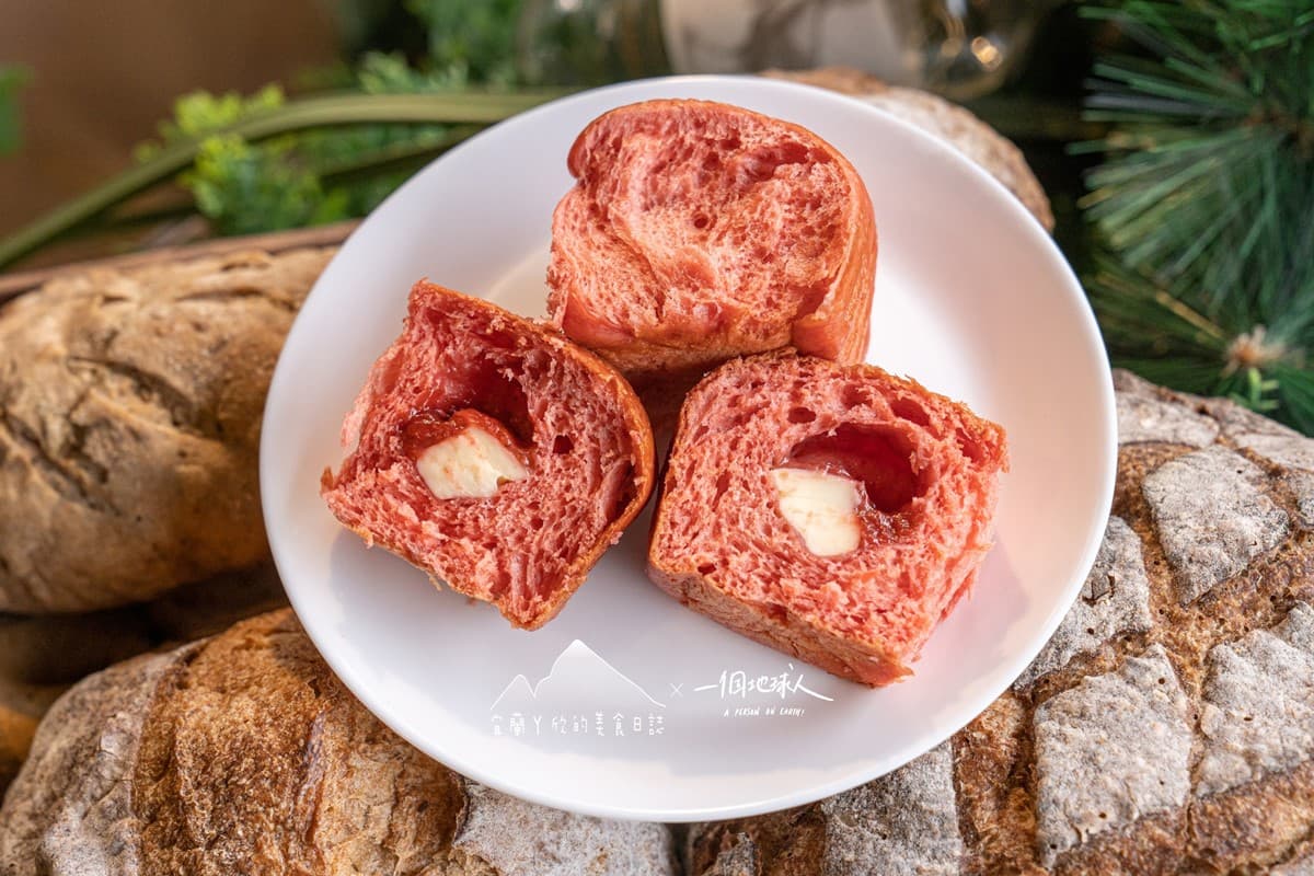 宜蘭最美伴手禮在這!期間限定「草莓餐包」登場,麵包塞入整隻烤雞有夠狂 宜蘭最美伴手禮在這!期間限定「草莓餐包」登場,麵包塞入整隻烤雞有夠狂