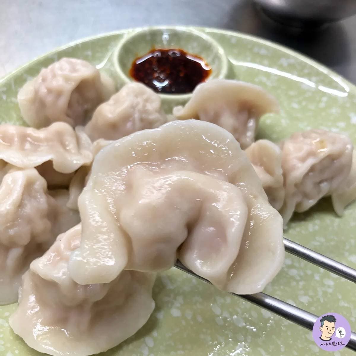 台南「巨無霸美食」麵館!煎餃、水餃每顆「拳頭大」,料理創意背後原因曝 台南「巨無霸美食」麵館!煎餃、水餃每顆「拳頭大」,料理創意背後原因曝