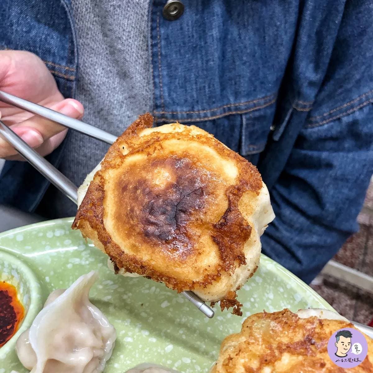 台南「巨無霸美食」麵館!煎餃、水餃每顆「拳頭大」,料理創意背後原因曝 台南「巨無霸美食」麵館!煎餃、水餃每顆「拳頭大」,料理創意背後原因曝