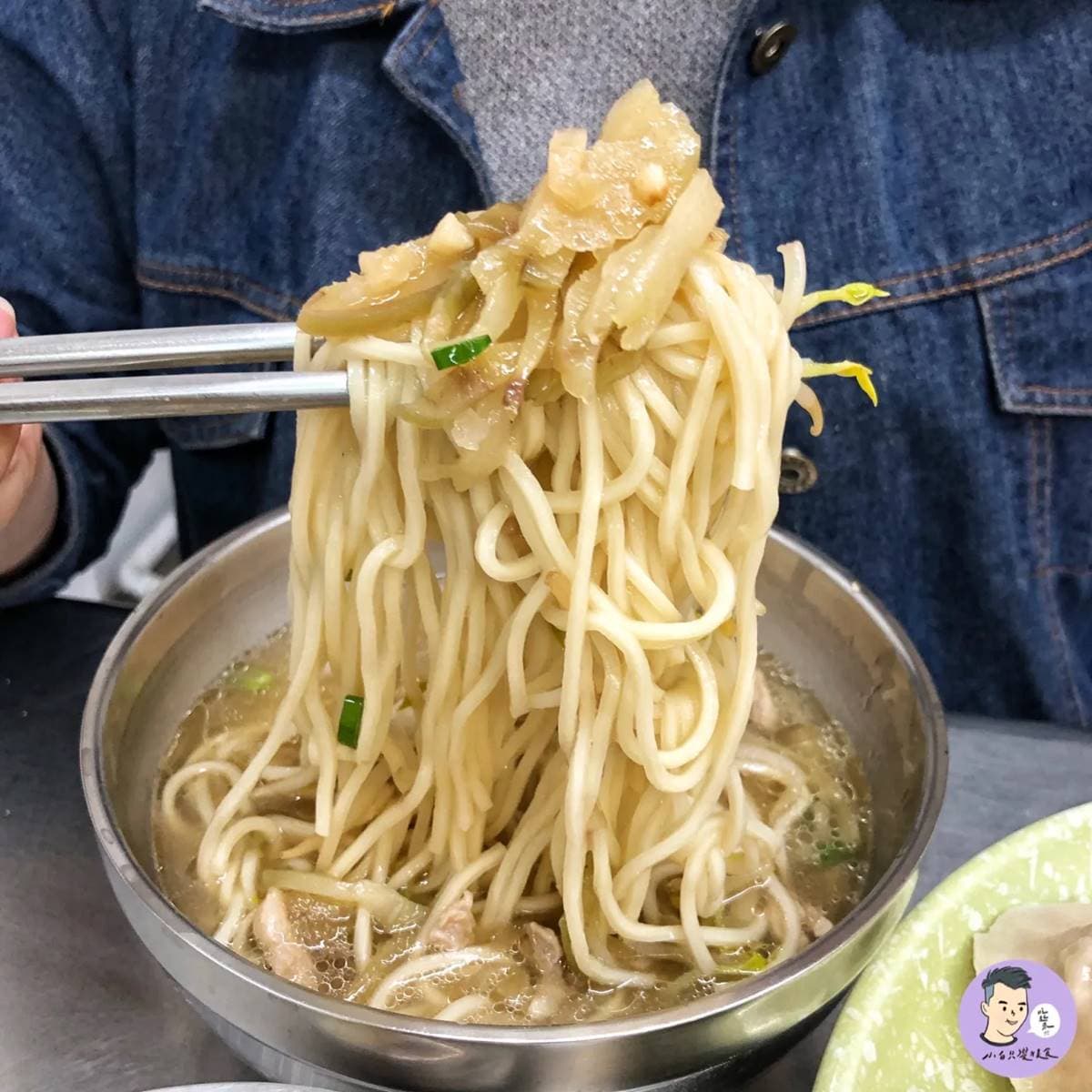 台南「巨無霸美食」麵館!煎餃、水餃每顆「拳頭大」,料理創意背後原因曝 台南「巨無霸美食」麵館!煎餃、水餃每顆「拳頭大」,料理創意背後原因曝