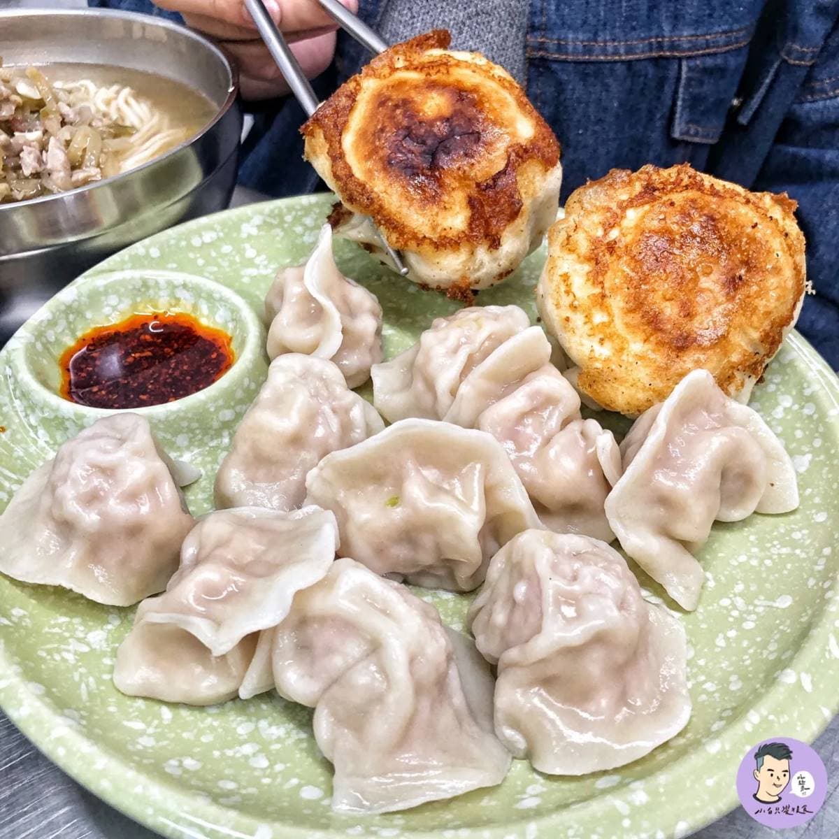 台南「巨無霸美食」麵館!煎餃、水餃每顆「拳頭大」,料理創意背後原因曝 台南「巨無霸美食」麵館!煎餃、水餃每顆「拳頭大」,料理創意背後原因曝